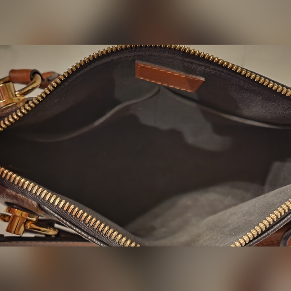 Gorgeous Authentic Louis Vuitton V Tote BB - Picture 12 of 13